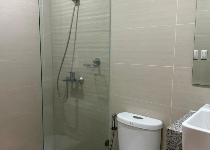Luxury 2br W Balcony Bgc Taguig Near Venice Mall Apartamento
